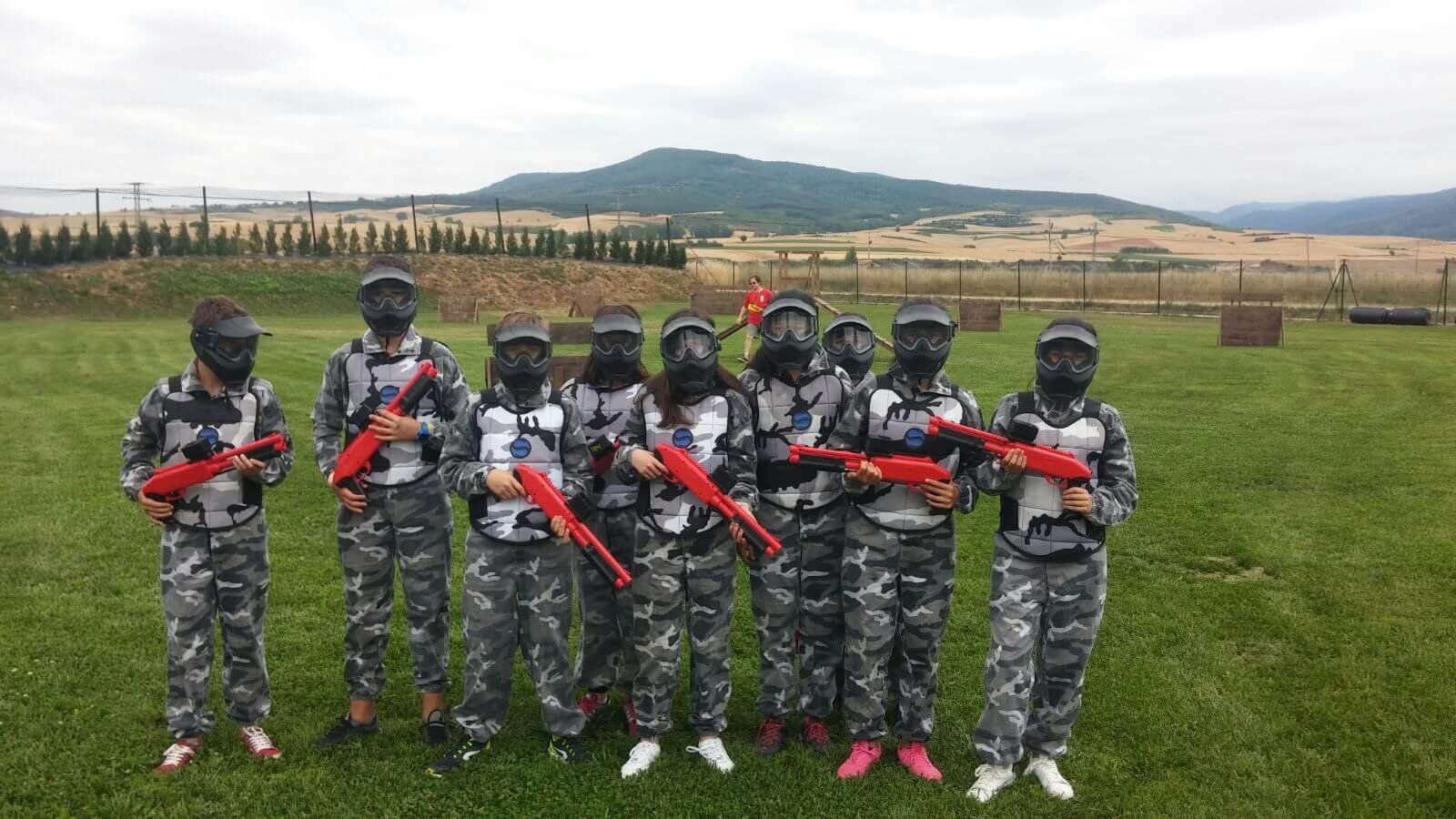 Tenemos un campo adaptado de paintball light, en el que los niños a partir de los 8 años pueden disfrutar con padres y amigos.