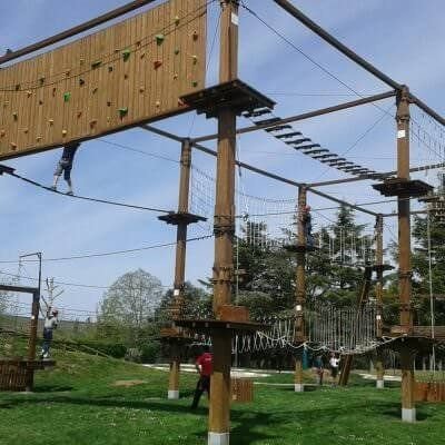 Supera los variados y divertidos retos que encontrarás en los circuitos del parque de cuerdas acrobático en altura.
