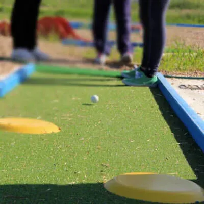 El parque multiaventura Ojapark dispone de un campo de minigolf de 12 hoyos con obstáculos de diferente dificultad.