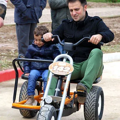El circuito de karts está instalado alrededor del parque de cuerdas en altura, tiene una longitud de 300 metros.