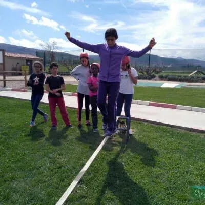 El slackline es un deporte de equilibrio en el que se usa una cinta de 50 mm de anchura, enganchada entre dos puntos fijos y se tensa.